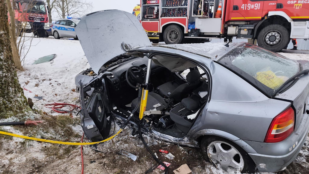 [DW 163] Samochodem w drzewo