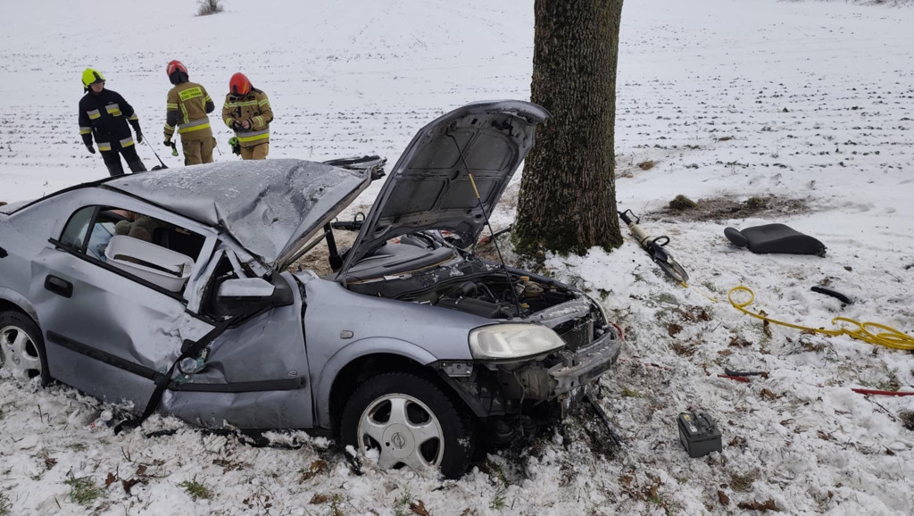 [DW 163] Samochodem w drzewo