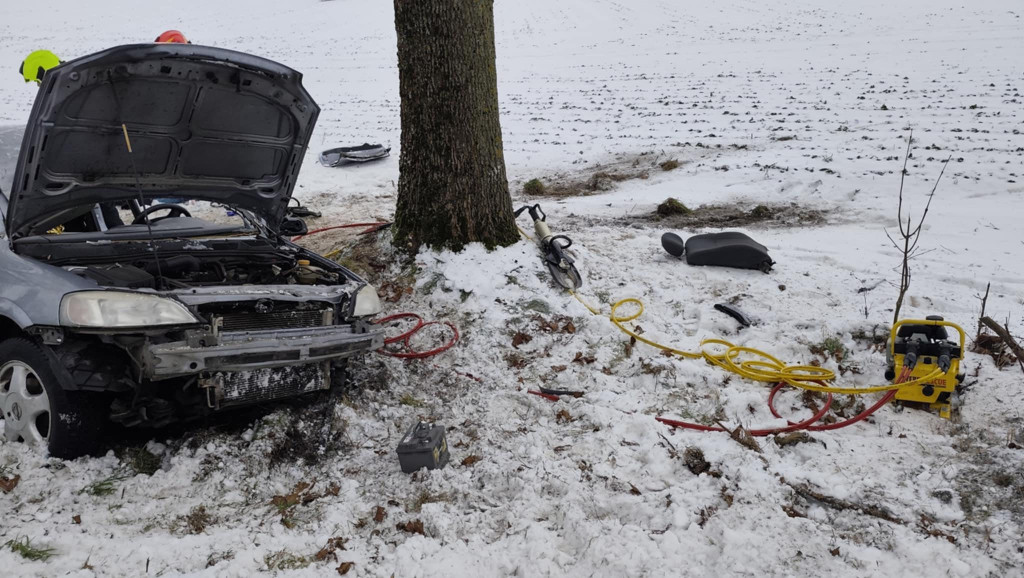 [DW 163] Samochodem w drzewo