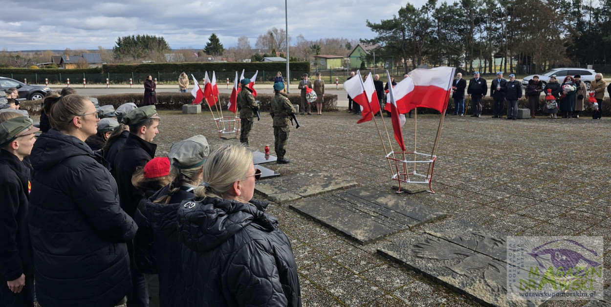 Pod tablicą WYKLĘTYCH