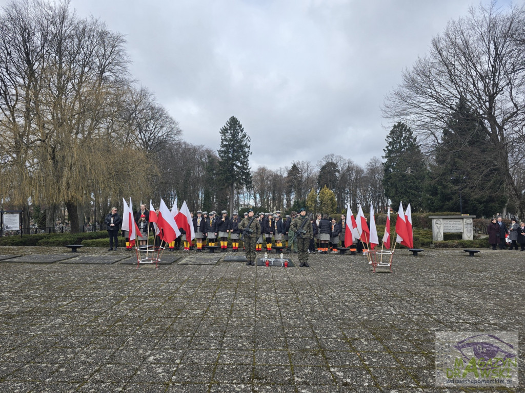 Pod tablicą WYKLĘTYCH