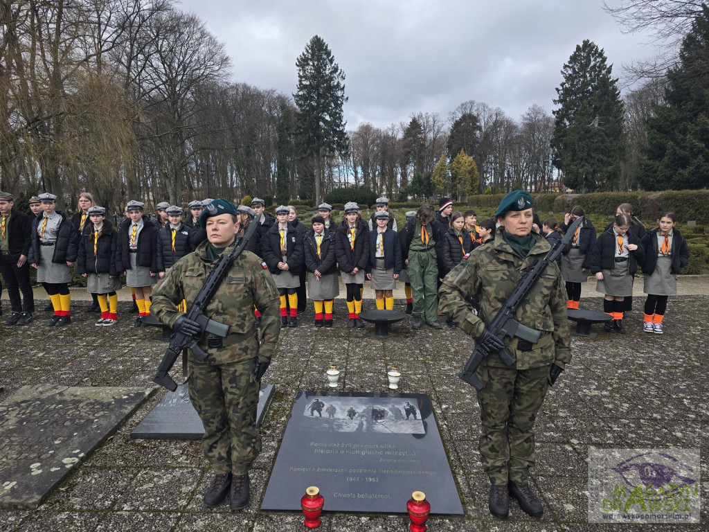 Pod tablicą WYKLĘTYCH