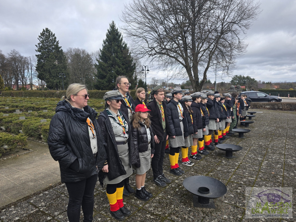 Pod tablicą WYKLĘTYCH