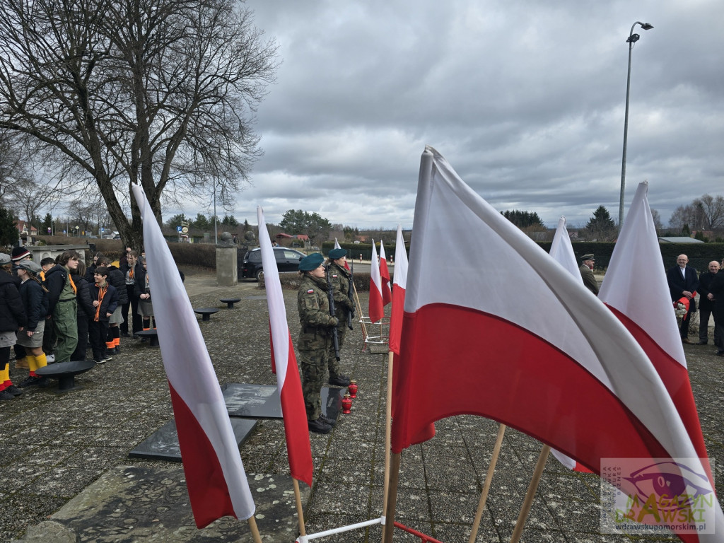 Pod tablicą WYKLĘTYCH