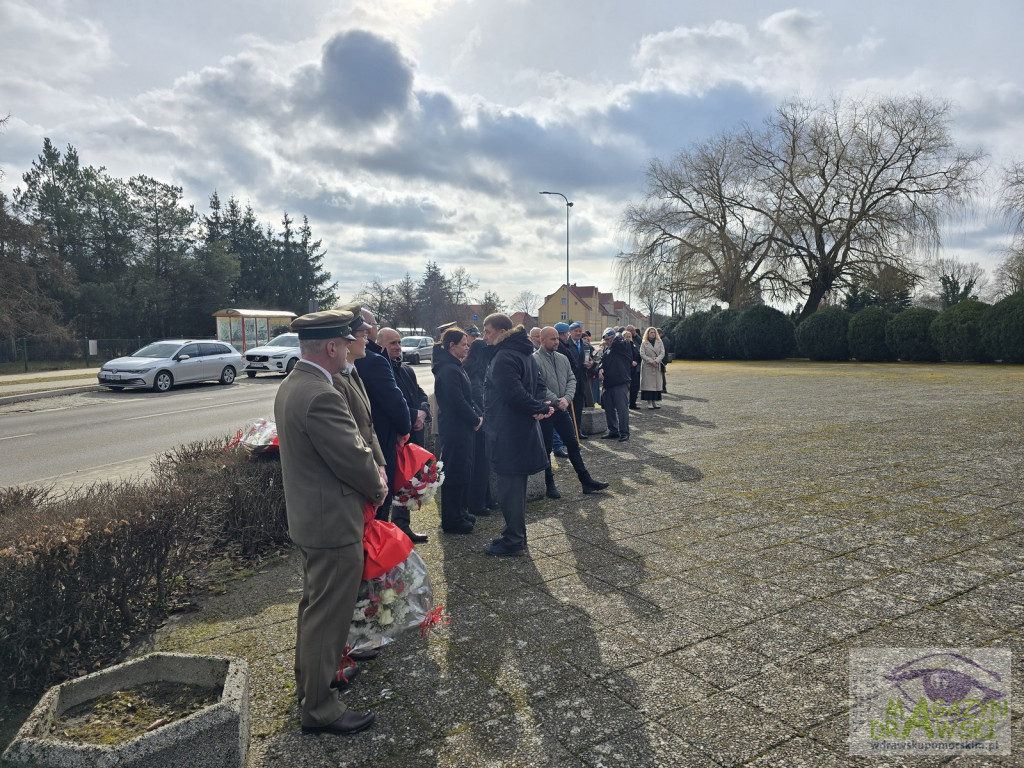 Pod tablicą WYKLĘTYCH