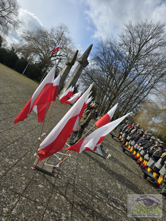 Pod tablicą WYKLĘTYCH