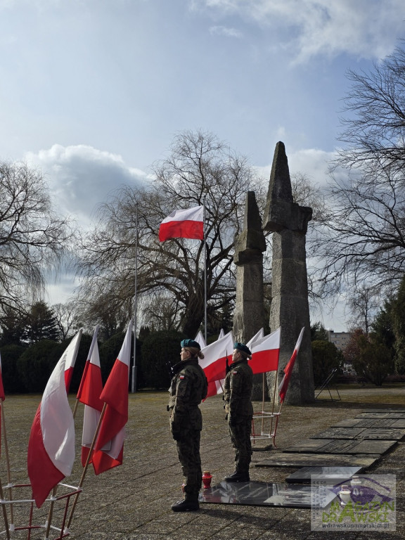 Pod tablicą WYKLĘTYCH