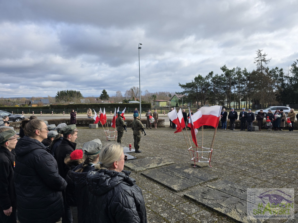 Pod tablicą WYKLĘTYCH