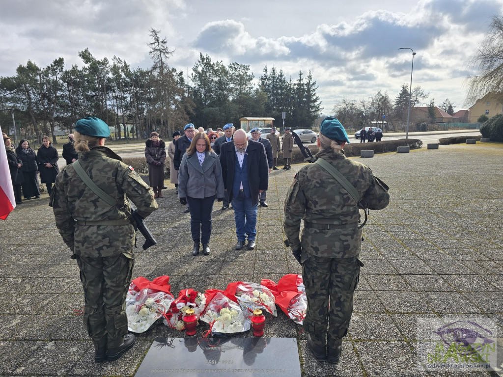 Pod tablicą WYKLĘTYCH