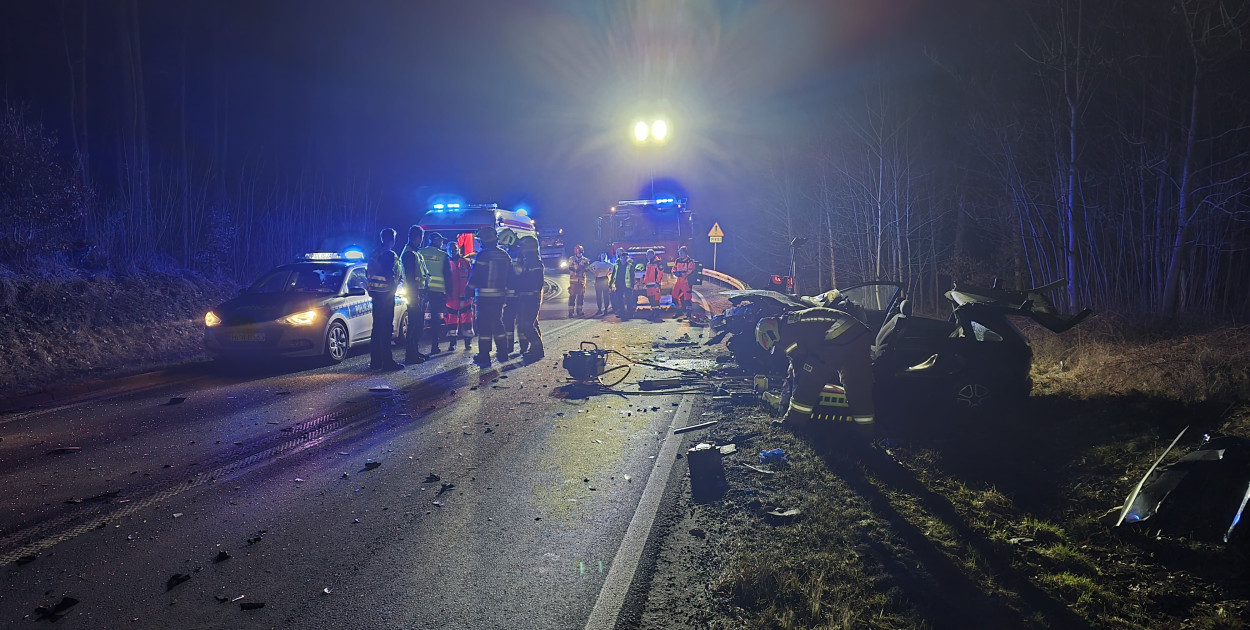 [DK 20] Czołowe zderzenie osobówek