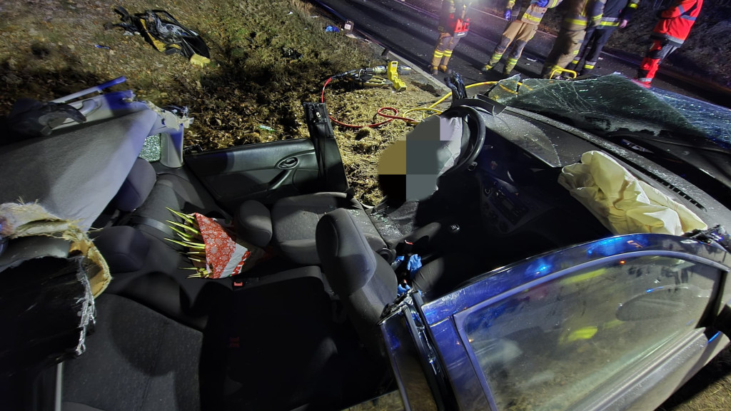 [DK 20] Czołowe zderzenie osobówek