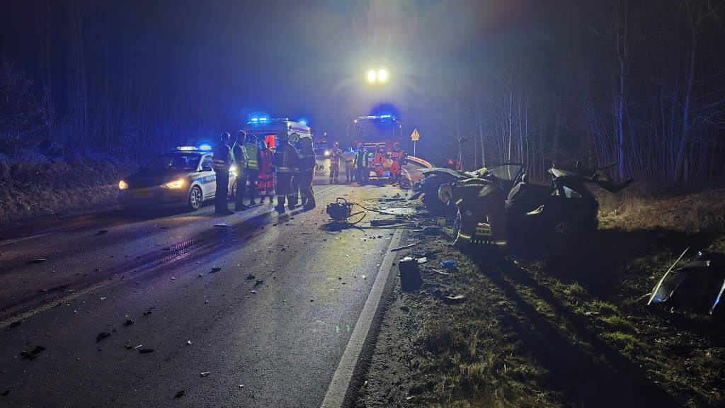 [DK 20] Czołowe zderzenie osobówek