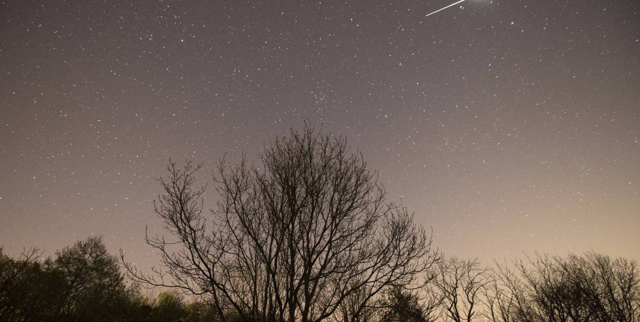Od połowy kwietnia można obserwować wiosenne roje meteorów, m.in Lirydy