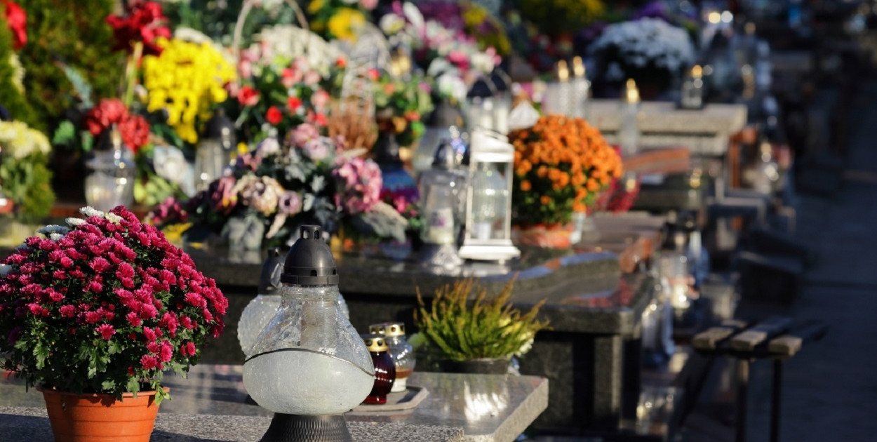 Elegancka dekoracja grobu na Wszystkich Świętych – poradnik