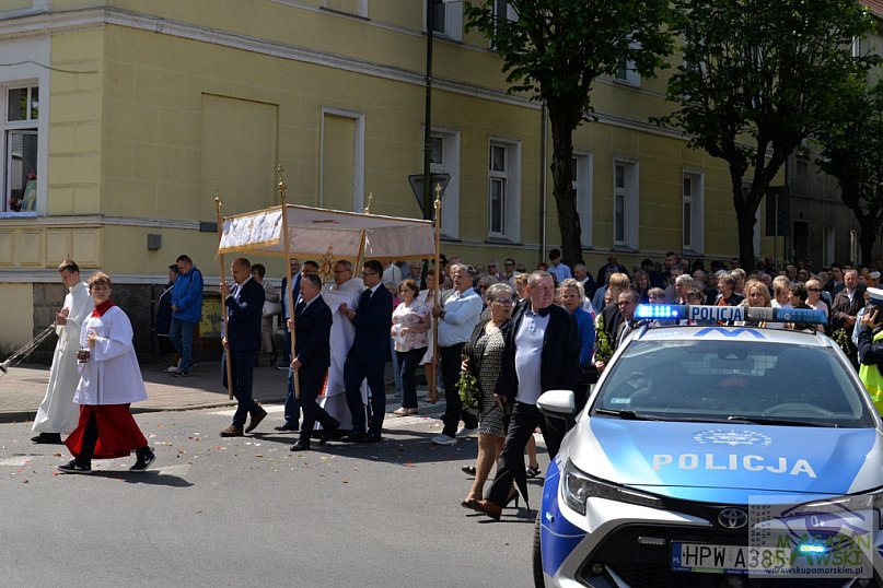 Chrystus Eucharystyczny przeszedł ulicami Drawska Pomorskiego