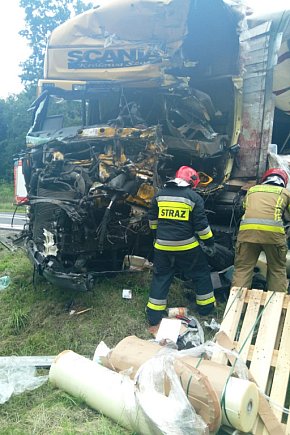 Czołowe zderzenie ciężarówek - jedna osoba nie żyje-3138