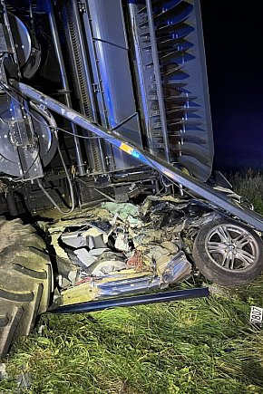 [DK 20] Czołowe zderzenie BMW z kombajnem rolniczym-3151