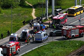 9 osób w szpitalu po zderzeniu osobówki z autobusem -15199