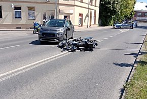 Pojazd osobowy zderzył się z motocyklistą. Jedna osoba poszkodowana -15263