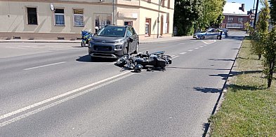 Pojazd osobowy zderzył się z motocyklistą. Jedna osoba -15263