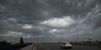 IMGW ostrzega: burze, deszcz, grad i silny wiatr w 14 w-15598