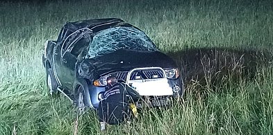 Wypadł z drogi i koziołkował - 4 osoby w pojeździe -15897