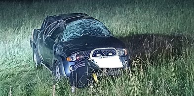 Wypadł z drogi i koziołkował - 4 osoby w pojeździe -15897