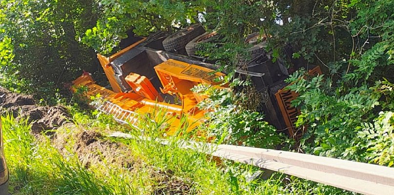 Dźwig dachował na krajowe 20 - utrudnienia w ruch - 15919