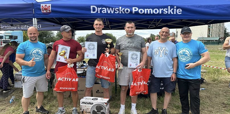 Turniej w siłowaniu na prawą rękę oraz wyciskanie ketla - 15927