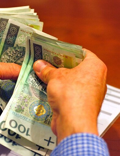 Raport: prawie połowie Polaków zarobki wystarczają tylko na miesięczne utrzymanie-15996