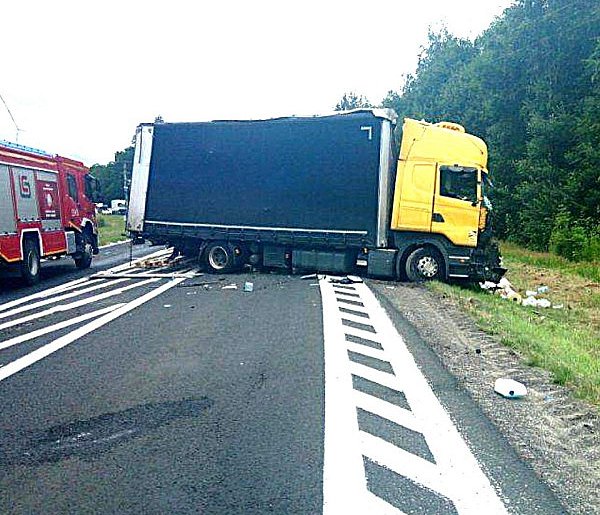 Jedna osoba zginęła w zderzeniu dwóch ciężarówek na DK6 -16016