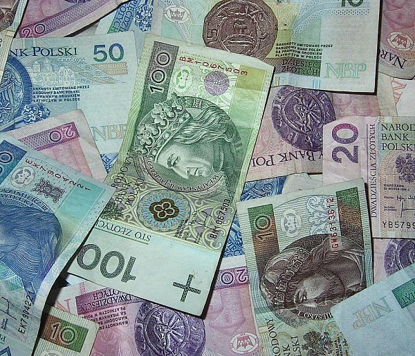 Przez lata dostawali zaniżoną emeryturę. Przełom dla tysięcy seniorów-16242