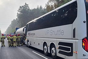 [DK 10] Autobus z dziećmi zderzył się z cysterną-17028