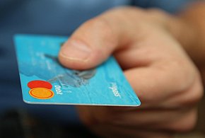 Fiskus skontroluje płatności kartą Polaków? Resort zabiera głos-17357