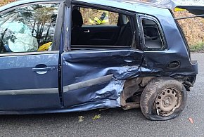 Zderzenie dwóch pojazdów - dwie osoby trafiły do szpitala-17727