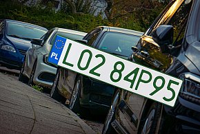 Tablice z zielonymi napisami na kolejnych autach. Nie chodzi o "elektryki"-17777