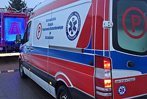 42-letni kierowca zmarł w szpitalu - jego samochód dachował i wpadł do rzeki-17908