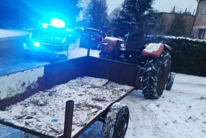 Niesprawnym ciągnikiem bez uprawnień ale z 3 promilami-17959