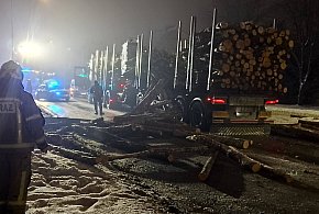 [DK 20] Droga zablokowana - drewno wysypało się na drogę-18016