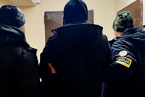 Atakował okradał i groził  nożem małoletnich-18025