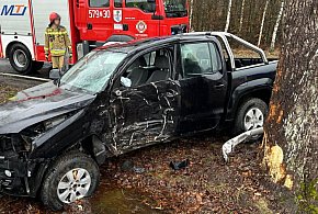 [DK 22] Pojazd uderzył w drzewo - jedna osoba poszkodowana