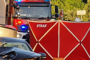 39-letni kierowca BMW zginął po uderzeniu w drzewo
