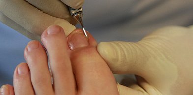 Psycholog: obgryzanie paznokci i prokrastynacja wynikają z instynktów przetrwania