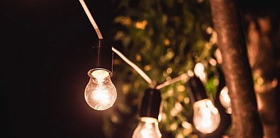 Ogród, który żyje po zmroku. Jak światłem wykreować magiczną przestrzeń do letnieg