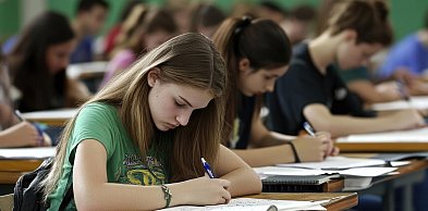 CKE: ósmoklasiści zdobyli średnio 65 proc. punktów z polskiego i 55 proc. z matema