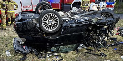 Ściął drzewo, dachował i zapalił się - kierowca BMW nieprzytomny-16953