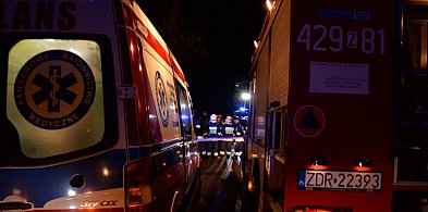 Dwie osoby zakleszczone po uderzeniu pojazdu w drzewo-16968