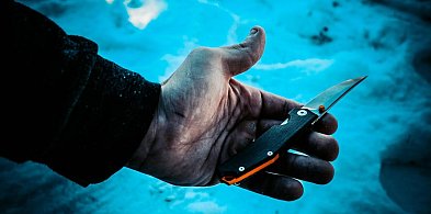 37 - latek z nożem w ręku biegał po mieście-17165