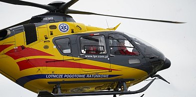 Pojazd dachował i wpadł do wody-17881