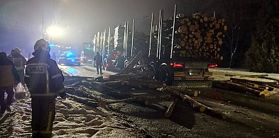 [DK 20] Droga zablokowana - drewno wysypało się na drogę-18016